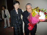 長年の功績に花束贈呈　鷲尾ご夫妻